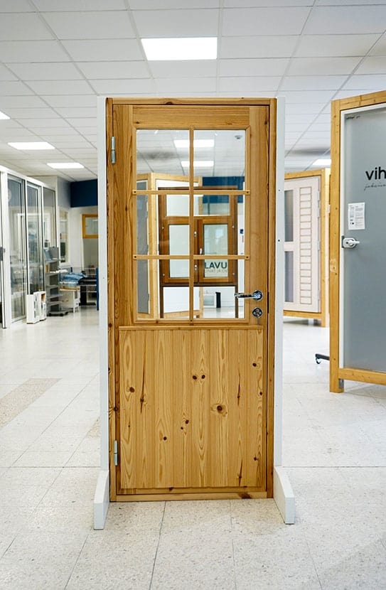 Puuvalmis mökkiovi