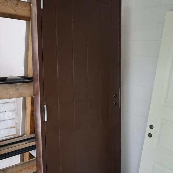 Tummanruskea varaston ovi 9x21 ja 10x21