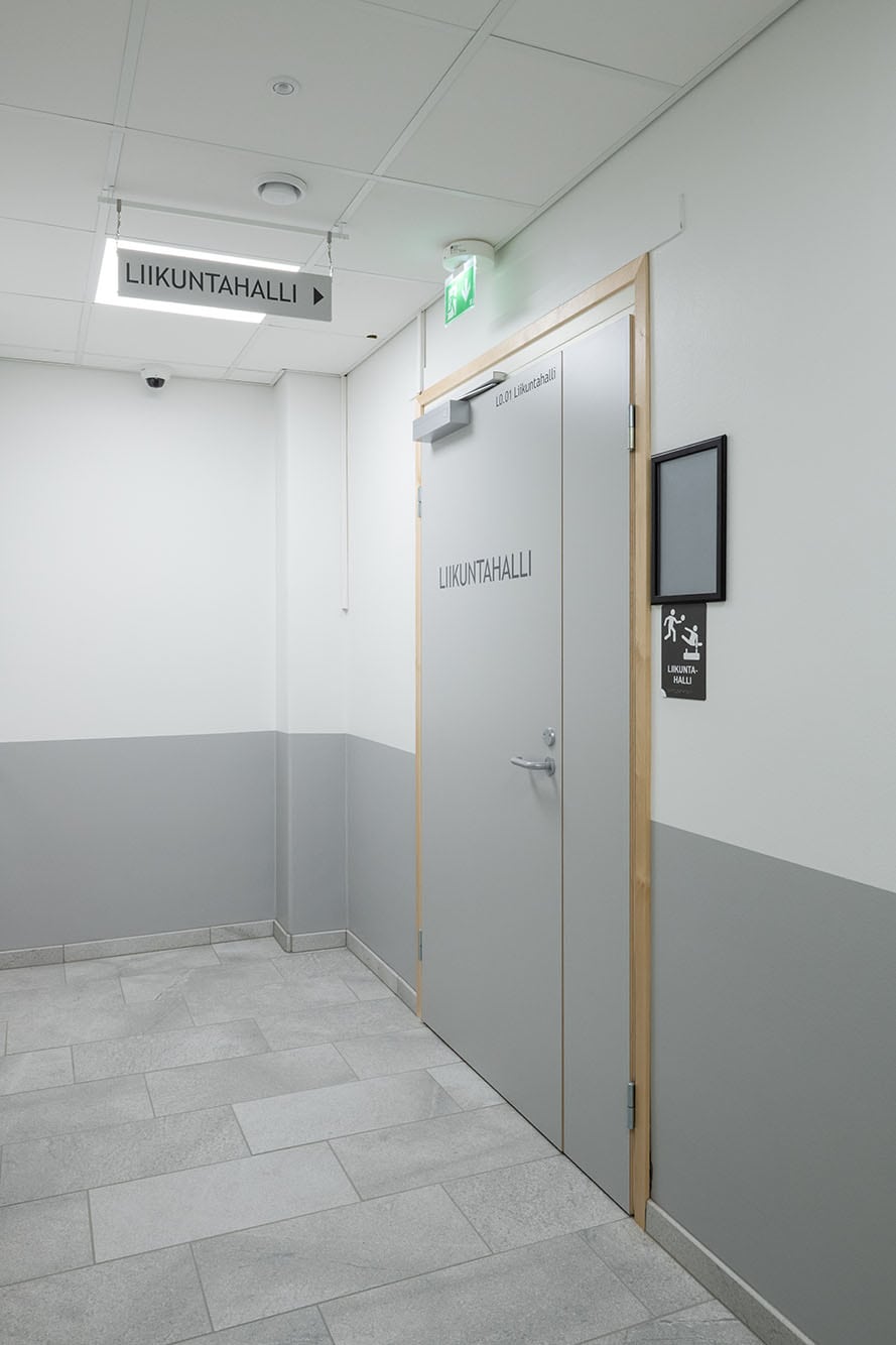 Jykevärakenteinen harmaa sisäovi levikkeellä